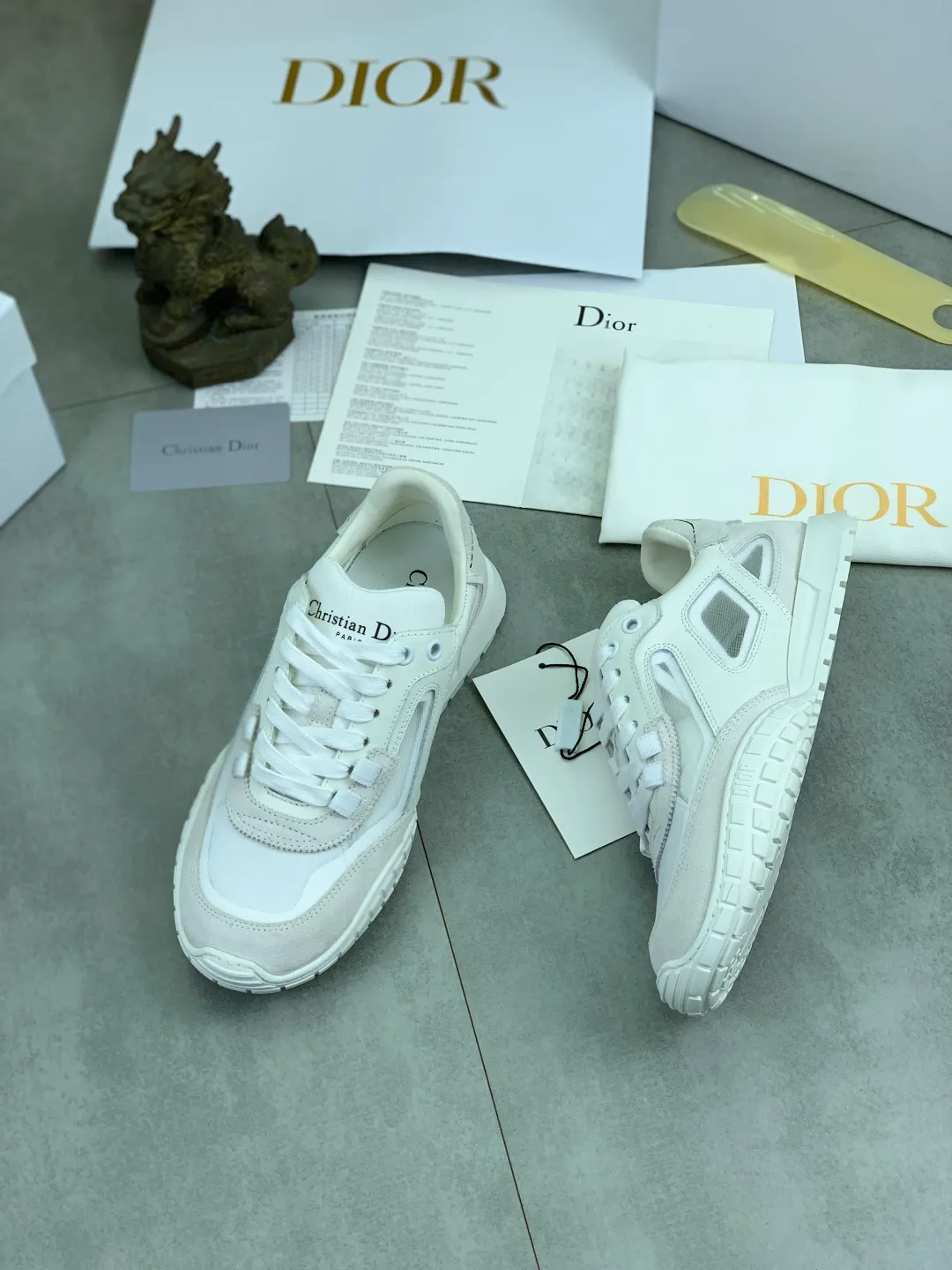 Men's men's shoes P560 new Dior Tech sneakers 2026 early spring series new products, with fashionable details, highlighting retro aesthetics. The light beige anti-suede cow leather upper is spliced ​​with apricot transparent mesh fabric on the side. The upper window edge is adhered with high-frequency flat ironing and back-pressure. It replicates the original craftsmanship, making it beautiful and comfortable without falling off. The interior is made of sheep lining of the same color and is soft and comfortable. The heel and tongue are embellished with the Paris logo. The textured TPU soles with the same color logo. The high-end version is exquisitely packaged with an airplane box, adding to the high-end style. Color: 4️⃣colors available Size: Female 35-41 Male 39-46